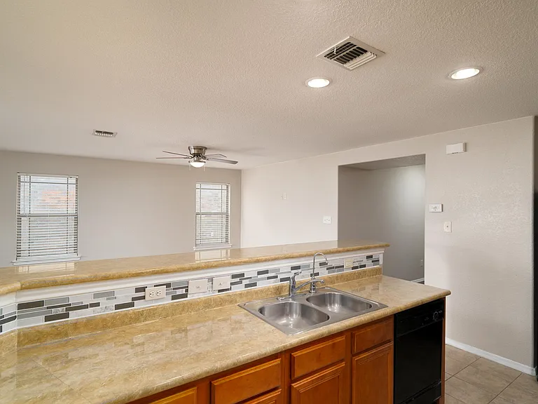 910 Trilby — Photo 14