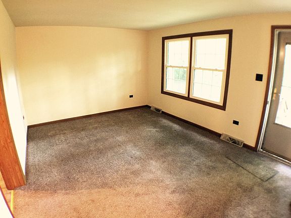 LIVING ROOM W PICTURE WINDOW