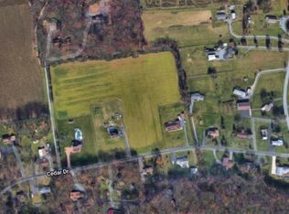 Cedar Dr, Walnutport, PA 18088