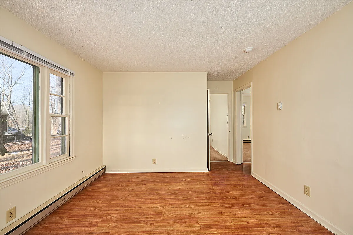 2 bed, 1.0 bath, 774 sqft, $1,100 — Photo 2