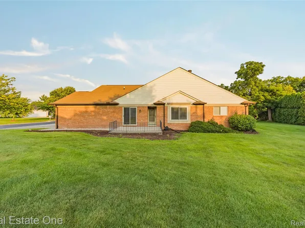 20640 Palm Meadow Dr, Clinton Township, MI 48036