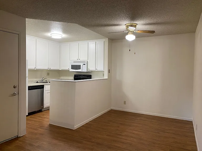 Eastlake Apartments — Photo 9
