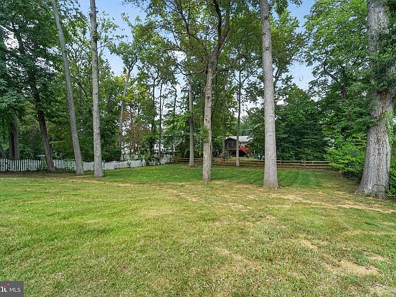 5th image of 327 Beach Dr