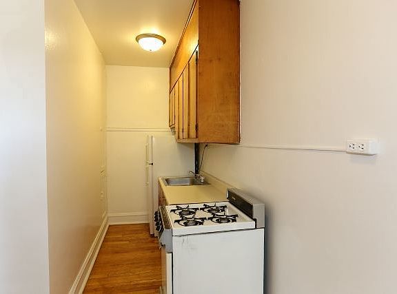 2nd image of 4641 N Paulina St #D403