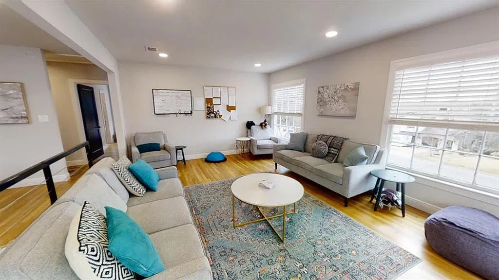 6 bed, 4.0 bath, 3785 sqft, $10,800 — Photo 4