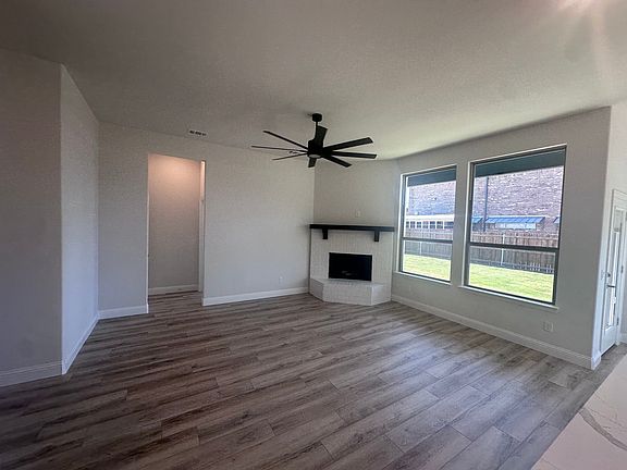 4th image of 604 Austen Ave