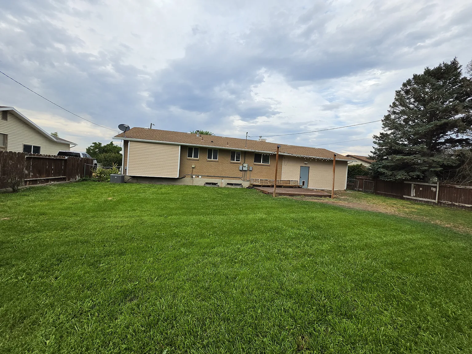 5 bed, 2400 sqft, $3,200 — Photo 2