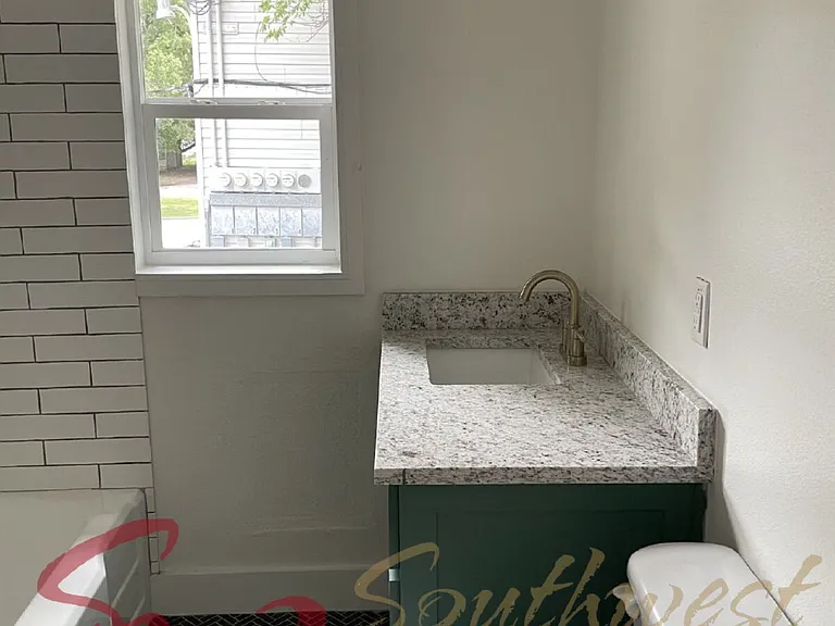 440 E College St — Photo 7