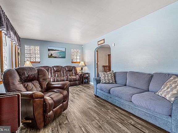 3rd image of 8109 Woodhaven Rd