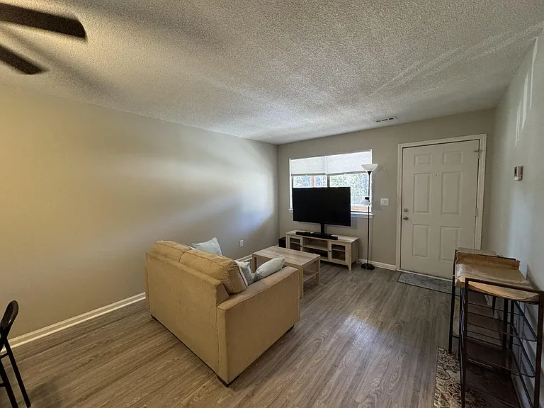 522 S Kerr Ave — Photo 2