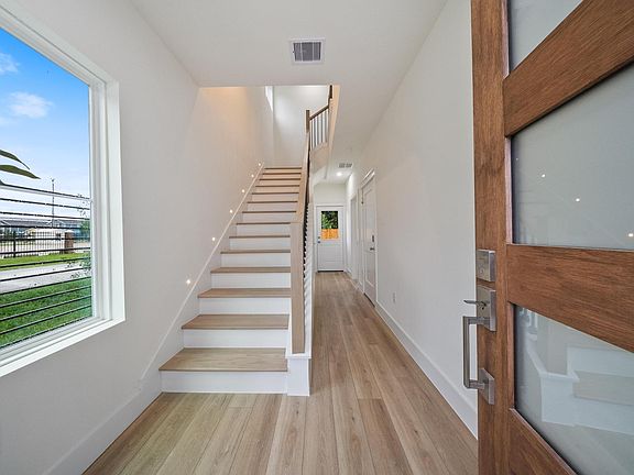 3rd image of 1106 Weiss St