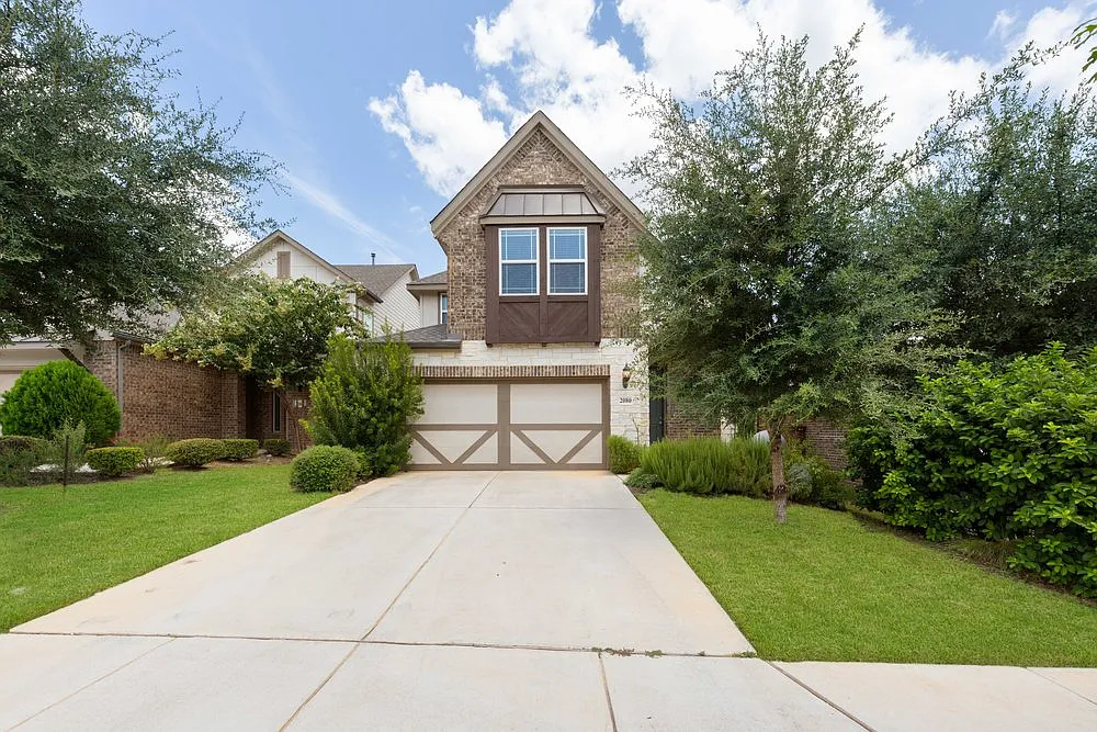 Stylish 3-Bed Home with Pool Access, Island Kitchen & Fenced Yard in New Braunfels — Photo 1