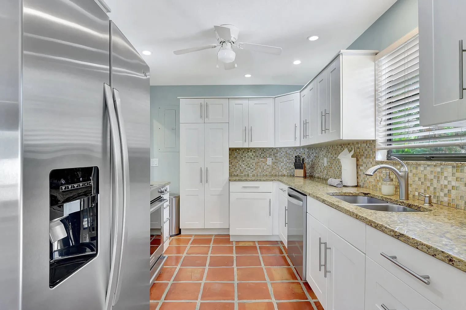 4 bed, 4.0 bath, 2023 sqft, $9,778 — Photo 3