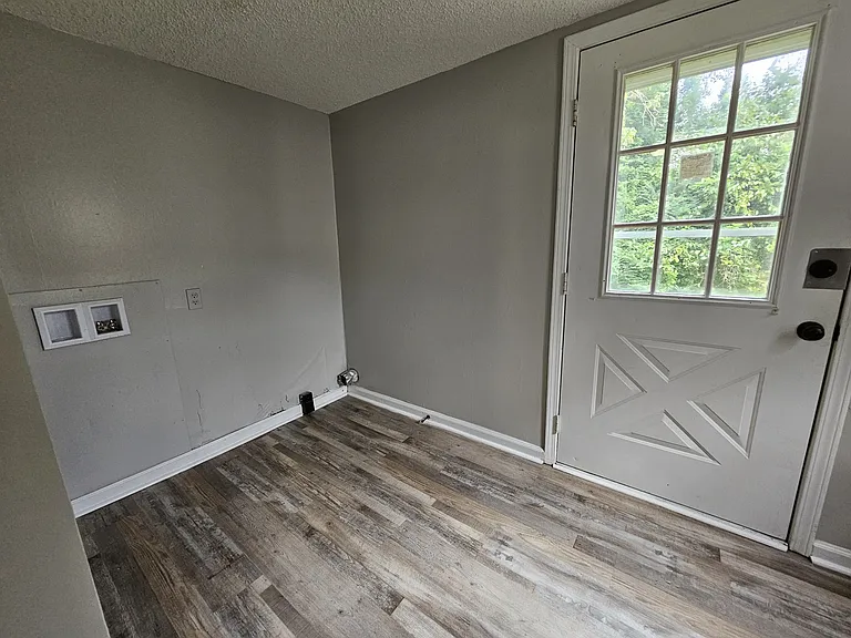808 E Main St — Photo 8