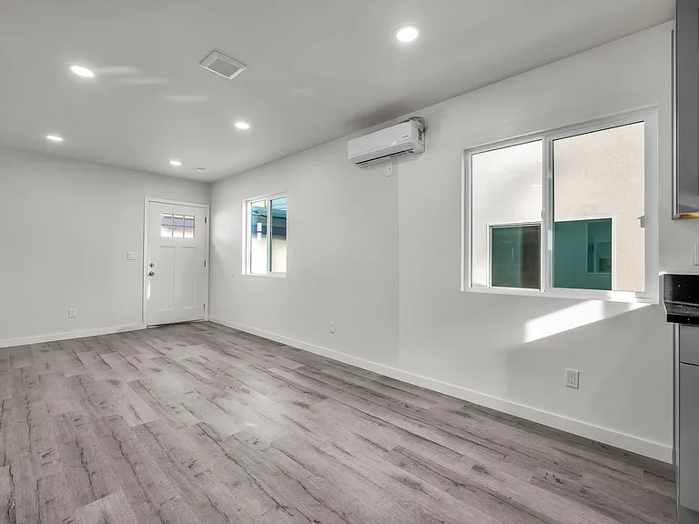 5846 Denver Ave — Photo 5