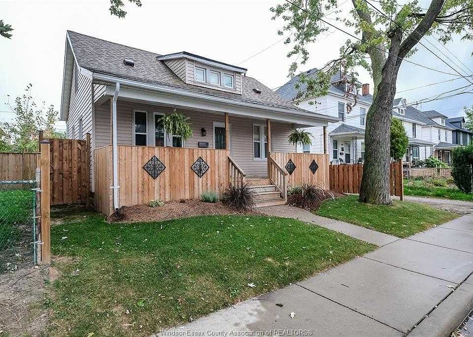 1st image of 824 Cataraqui St