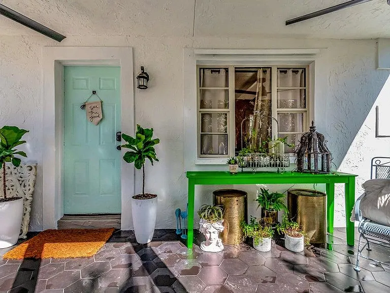 237 SW 3rd Ave — Photo 4