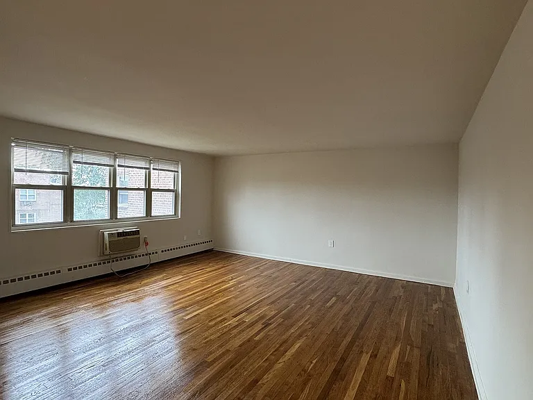 759 5H Living Room