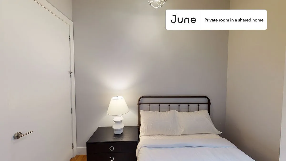 Full bedroom in 5 bed/2.5 bath home in Bedford-Stuyvesant #438 B — Photo 3