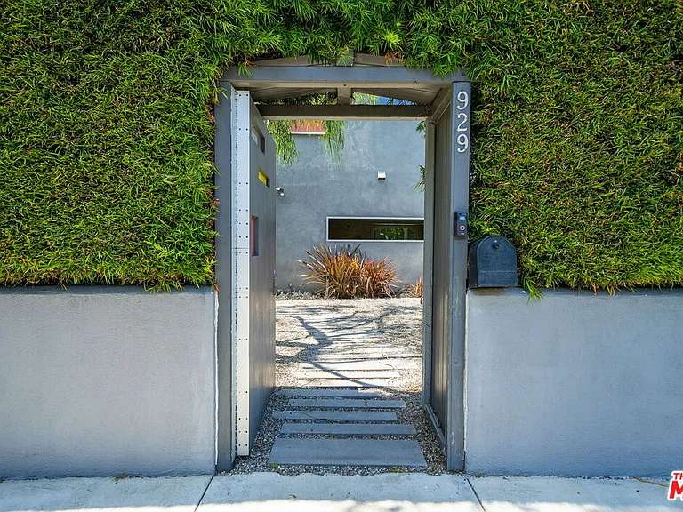 929 Dickson St — Photo 2