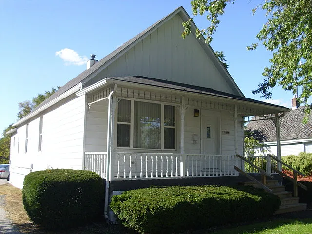 18424 Wentworth Ave photo 1