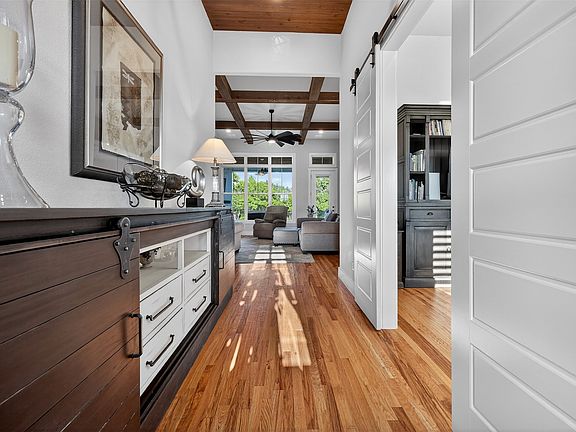 3rd image of 221 Proctor Ln