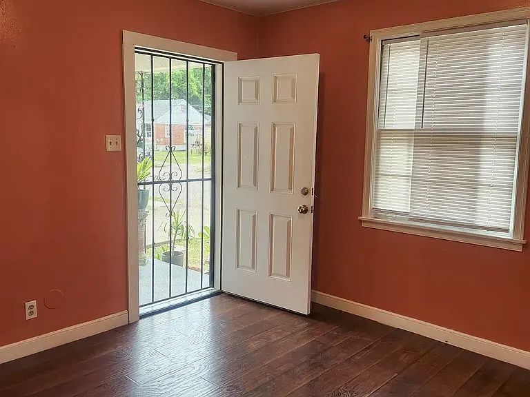 3484 Vernon Ave — Photo 2