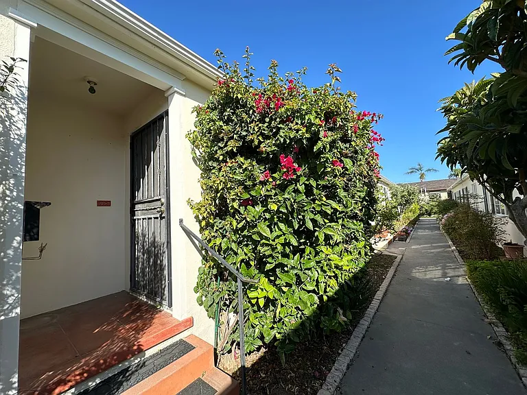 22 W Pedregosa St — Photo 1