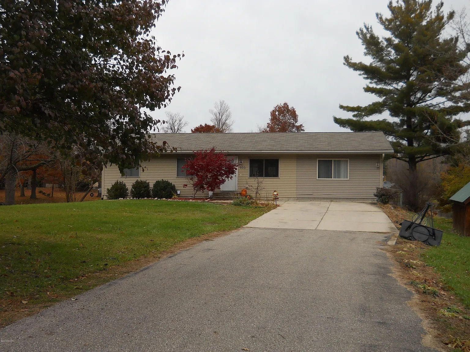 966 W Shore Dr photo 1