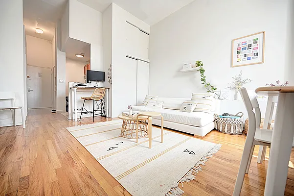 Rented by Urbane Brokerage | media 14