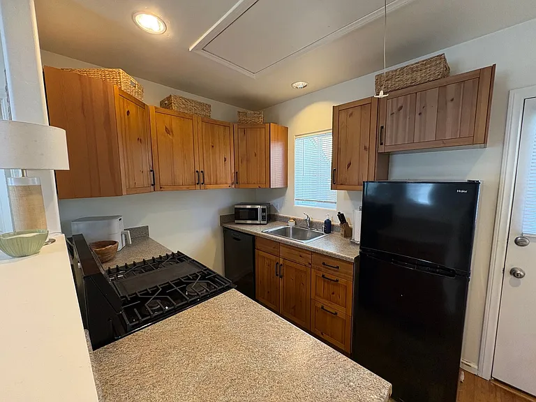 215-221 Lolita St — Photo 8