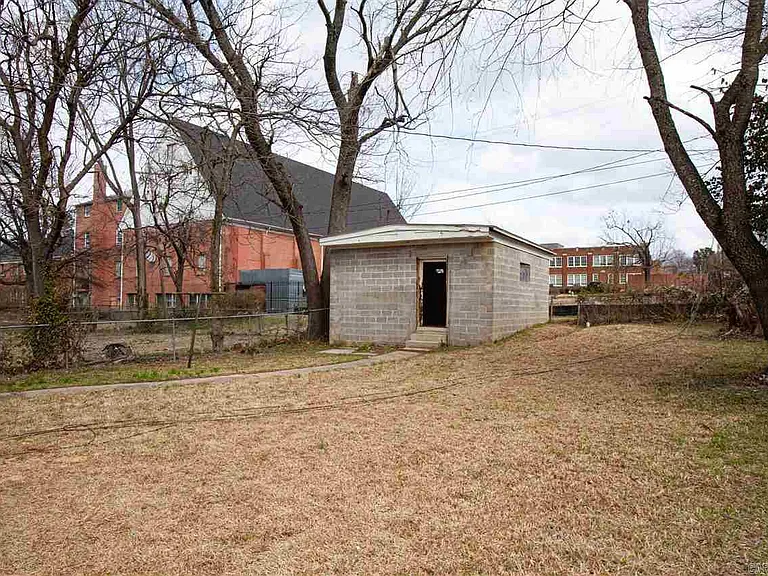 2421 S Oak St — Photo 10