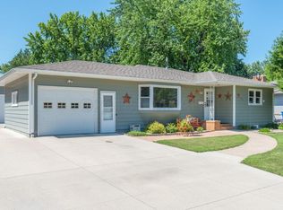 2820 Edgewood Dr N, Fargo, ND 58102