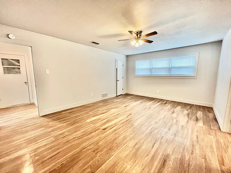 923 W 6th St — Photo 13