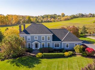 11 Fall Meadow Dr, Pittsford, NY 14534