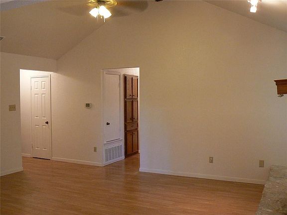 4th image of 16318 Edgemere Dr