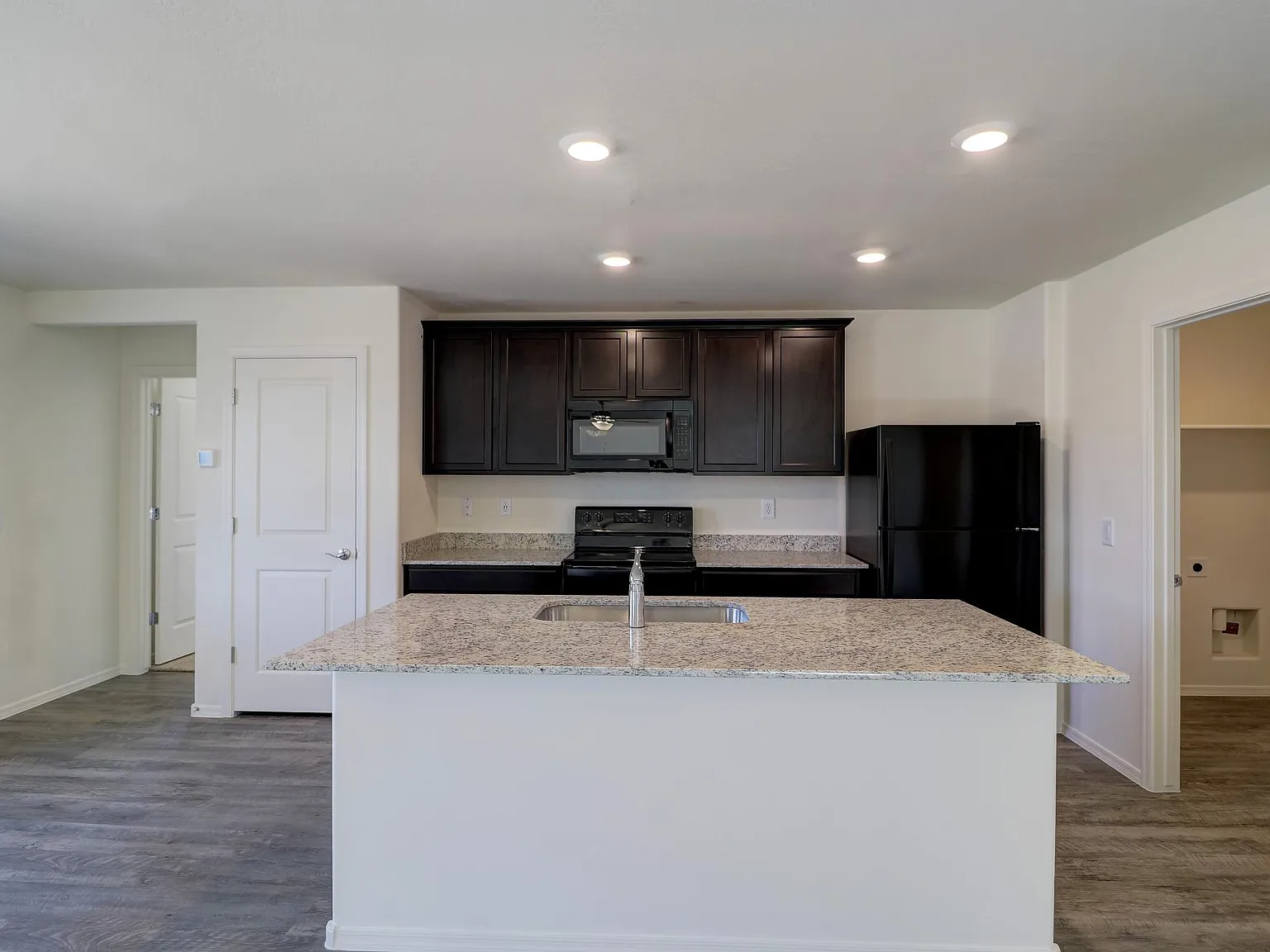 3 bed, 1295 sqft, $1,650 — Photo 2