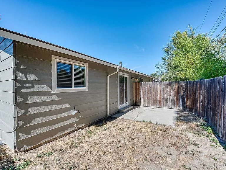 2034 S Division Ave — Photo 34