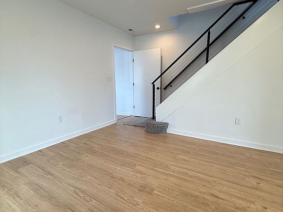 5th image of 2125 Oakland Rd