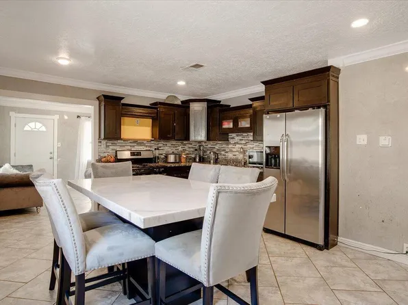 221 58th St NW, Albuquerque, NM 87105