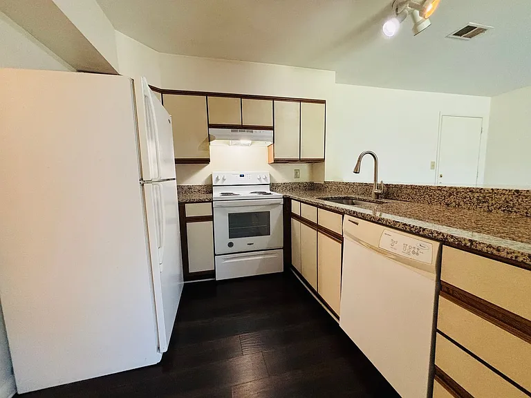 1203G University Ter — Photo 14