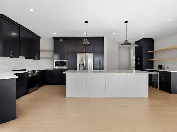 21 NE Douglas Woods Mnr SE, Calgary, AB T2Z 2E7