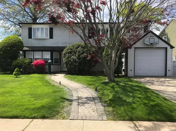 18 Hickory Lane, Levittown, NY 11756