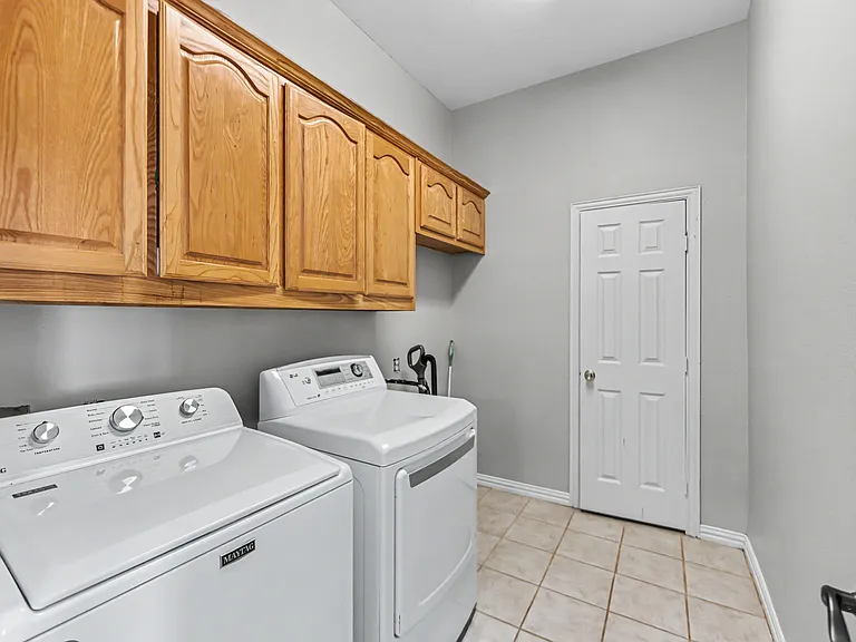 2451 Valley View Dr — Photo 11