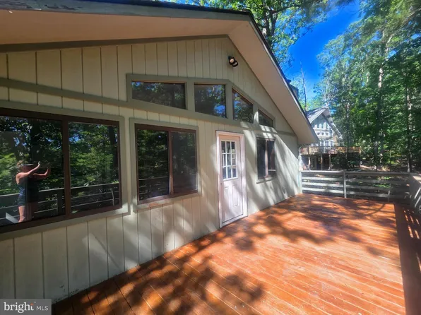 213 Morrie Dr, Basye, VA 22810