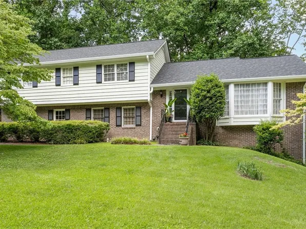 422 Woodstone West Dr, Marietta, GA 30068