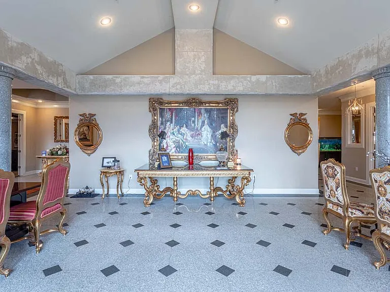 The Versailles Apartment Homes — Photo 34