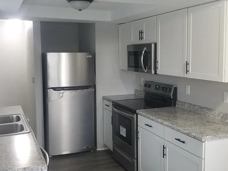 4600 NW 6th Dr — Photo 5