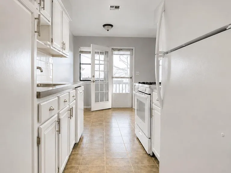 24 Milford Ln — Photo 3