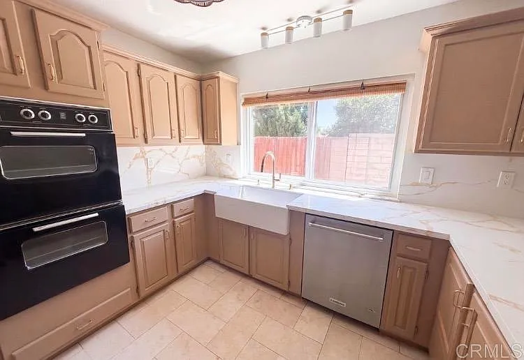 3 bed, 2.0 bath, 111 sqft, $2,500 — Photo 3